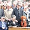 Bertrand Delanoë, Philippe Douste-Blazy, Anne Hidalgo, Renaud Donnedieu de Vabres, Francois Fillon, Edouard Balladur, Simone Veil, son fils Pierre-Francois, Madame Marie Josee Balladur, Jacques et Bernadette Chirac lors des obsèques d'Antoine Veil au cimetière du Montparnasse à Paris le 15 avril 2013.