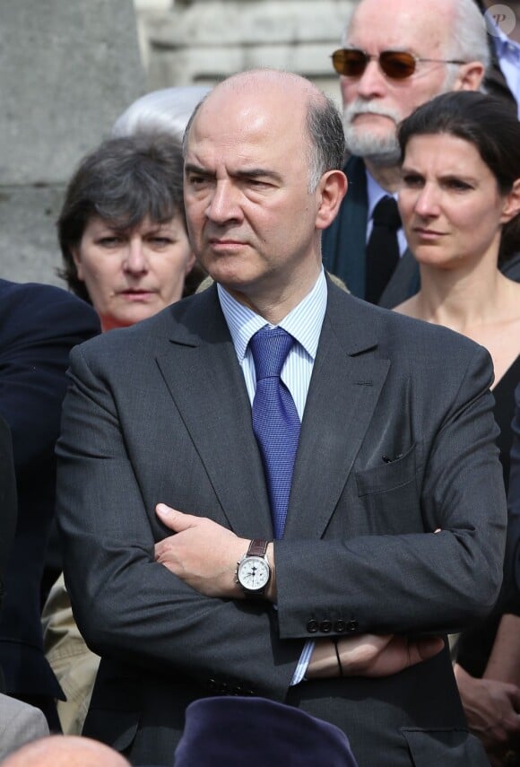 Pierre Moscovici lors des obsèques d'Antoine Veil au cimetière du Montparnasse à Paris le 15 avril 2013.