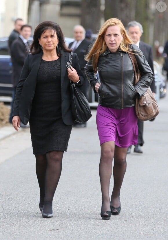 Anne Sinclair et Anne Hommel lors des obsèques d'Antoine Veil au cimetière du Montparnasse à Paris le 15 avril 2013.