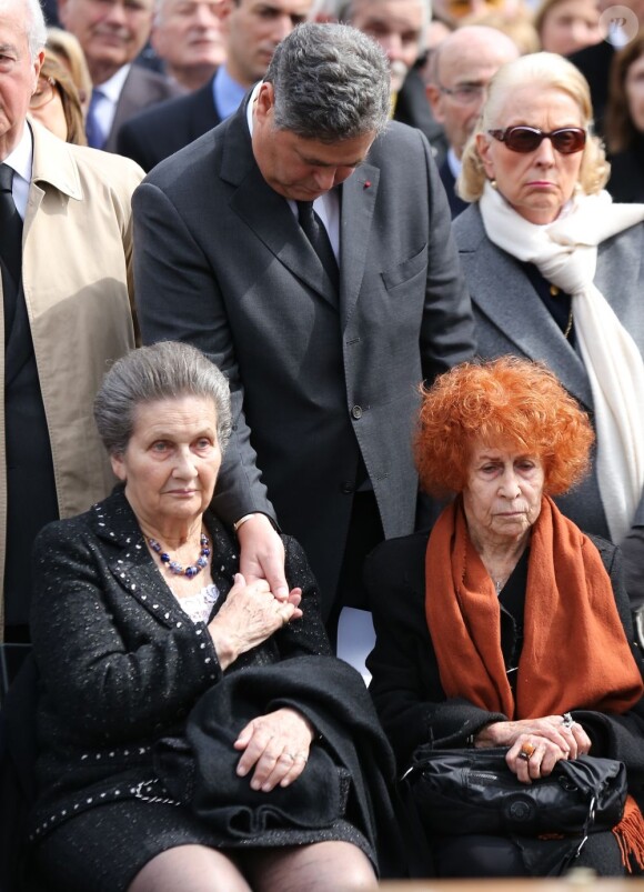 Simone Veil, son fils Pierre-Francois, madame Marie-Josee Balladur lors des obsèques d'Antoine Veil au cimetière du Montparnasse à Paris le 15 avril 2013.