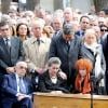 Francois Fillon, Edouard Balladur, Simone Veil, son fils Pierre-Francois et madame Marie-Josee Balladur lors des obsèques d'Antoine Veil au cimetière du Montparnasse à Paris le 15 avril 2013.