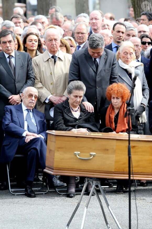 Francois Fillon, Edouard Balladur, Simone Veil, son fils Pierre-Francois et madame Marie-Josee Balladur lors des obsèques d'Antoine Veil au cimetière du Montparnasse à Paris le 15 avril 2013.