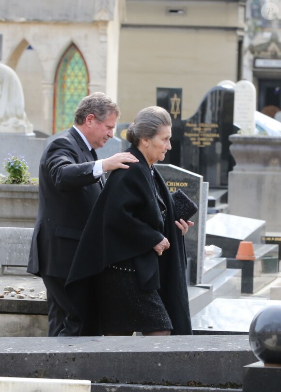 Simone Veil et son fils Jean lors des obsèques d'Antoine Veil au cimetière du Montparnasse à Paris le 15 avril 2013.