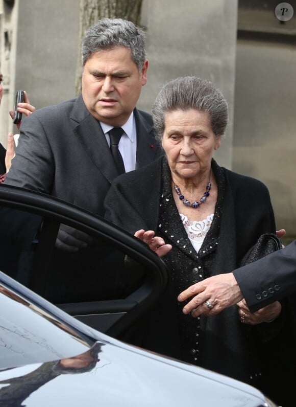 Simone Veil et son fils Pierre-Francois lors des obsèques d'Antoine Veil au cimetière du Montparnasse à Paris le 15 avril 2013.