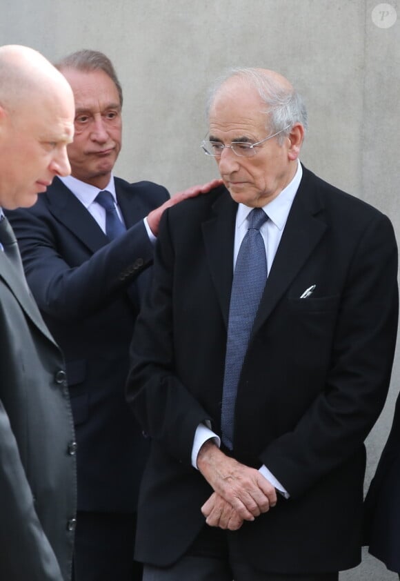Bertrand Delanoë et Jean-Pierre Elkabbach lors des obsèques d'Antoine Veil au cimetière du Montparnasse à Paris le 15 avril 2013.