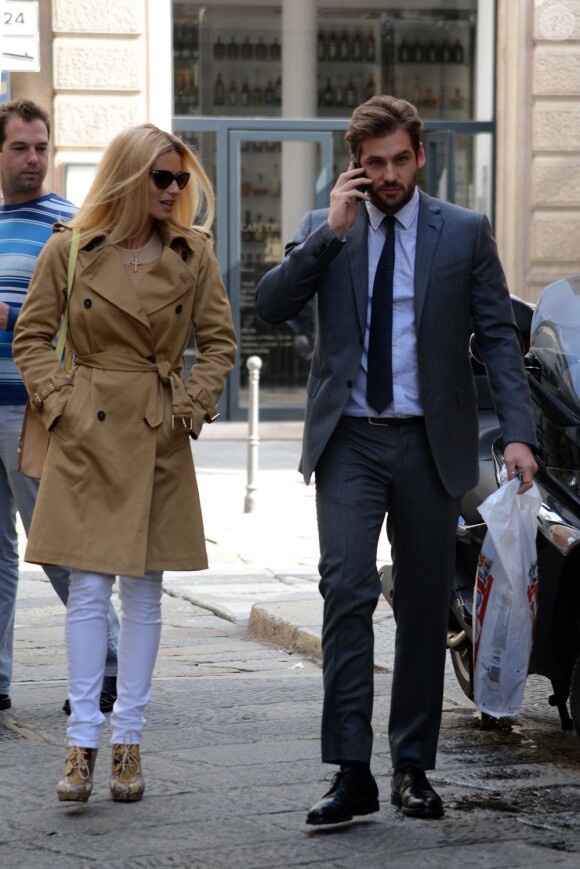 Michelle Hunziker, enceinte, et son fiancé le beau Tomaso Trussardi à Milan. Le couple se prépare à fêter l'anniversaire du neveu de Tomaso Trussardi, le 12 avril 2013.