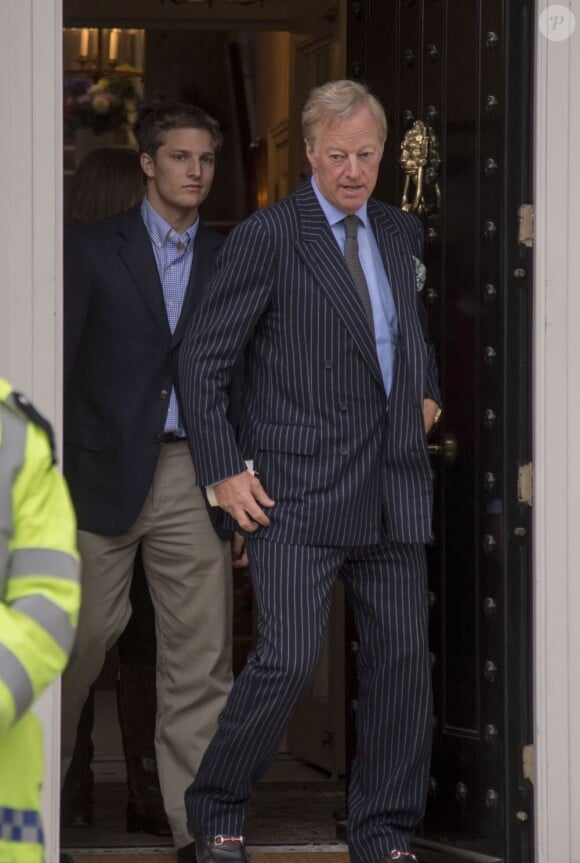 Michael Thatcher, petit-fils de Margaret Thatcher, avec son père Mark à la sortie du domicile de la défunte le 15 avril 2013, quelques heures après la répétition générale de la procession prévue pour ses obsèques le 17 avril.