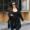 Kim Kardashian, enceinte, à la sortie de son cours de gym à Los Angeles, le 15 avril 2013.
