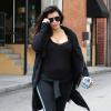 Kim Kardashian, enceinte, à la sortie de son cours de gym à Los Angeles, le 15 avril 2013.