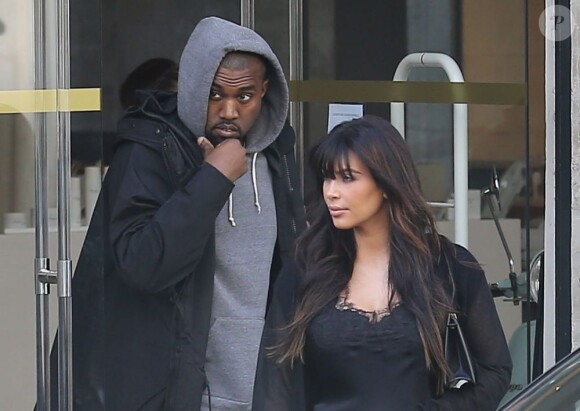 Kim Kardashian enceinte et Kanye West font du shopping dans la boutique 'Bonpoint' à Paris le 1er avril 2013.