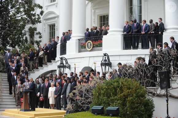 Barack Obama recevait l'équipe universitaire de football américain des Crimson Tide de l'Alabama le 15 avril 2013 à la Maison Blanche, double championne en titre