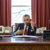 Barack Obama s'entretient au téléphone avec des familles des victimes de la tuerie de l'école primaire Sandy Hook à Newtown, dans le Connecticut, le 11 avril 2013 depuis la Maison Blanche