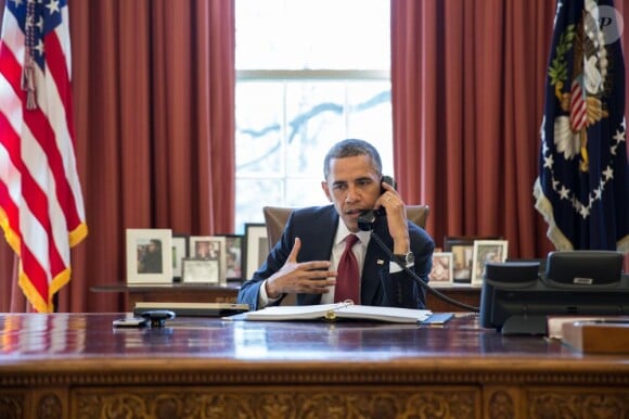 Barack Obama s'entretient au téléphone avec des familles des victimes de la tuerie de l'école primaire Sandy Hook à Newtown, dans le Connecticut, le 11 avril 2013 depuis la Maison Blanche