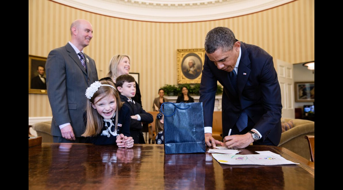 Photo : Le président Barack Obama signe des cartes pour l'association ...