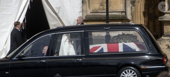 Le cercueil de l'ex-Premier ministre Margaret Thatcher, décédée le 8 avril 2013, a été disposé mardi 16 avril 2013 en la chapelle St Mary Undercroft au Palais de Westminster, où sa famille et quelques dizaines de personnalités politiques ont pu lui rendre hommage en privé. L'aumônier de la chambre basse du parlement, le révérend Rose Hudsin-Wilkin, est chargé de la surveillance de la dépouille de la Dame de fer avant ses obsèques cérémonielles le 17 avril en la cathédrale Saint Paul.