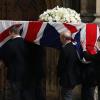 Le cercueil de Margaret Thatcher, décédée le 8 avril 2013, a été disposé mardi 16 avril 2013 en la chapelle St Mary Undercroft au Palais de Westminster, où sa famille et quelques dizaines de personnalités politiques ont pu lui rendre hommage en privé. L'aumônier de la chambre basse du parlement, le révérend Rose Hudsin-Wilkin, est chargé de la surveillance de la dépouille de la Dame de fer avant ses obsèques cérémonielles le 17 avril en la cathédrale Saint Paul.