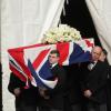 Le cercueil de Margaret Thatcher, décédée le 8 avril 2013, a été disposé mardi 16 avril 2013 en la chapelle St Mary Undercroft au Palais de Westminster, où sa famille et quelques dizaines de personnalités politiques ont pu lui rendre hommage en privé. L'aumônier de la chambre basse du parlement, le révérend Rose Hudsin-Wilkin, est chargé de la surveillance de la dépouille de la Dame de fer avant ses obsèques cérémonielles le 17 avril en la cathédrale Saint Paul.