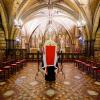 Le cercueil de Margaret Thatcher a été disposé mardi 16 avril 2013 en la chapelle St Mary Undercroft au Palais de Westminster, où sa famille et quelques dizaines de personnalités politiques ont pu lui rendre hommage. L'aumônier de la chambre basse du parlement, le révérend Rose Hudsin-Wilkin, est chargé de la surveillance de la dépouille de la Dame de fer avant ses obsèques cérémonielles le 17 avril en la cathédrale Saint Paul.