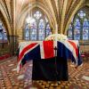 Le cercueil de Margaret Thatcher a été disposé mardi 16 avril 2013 en la chapelle St Mary Undercroft au Palais de Westminster, où sa famille et quelques dizaines de personnalités politiques ont pu lui rendre hommage. L'aumônier de la chambre basse du parlement, le révérend Rose Hudsin-Wilkin, est chargé de la surveillance de la dépouille de la Dame de fer avant ses obsèques cérémonielles le 17 avril en la cathédrale Saint Paul.