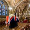 Le cercueil de Margaret Thatcher a été disposé mardi 16 avril 2013 en la chapelle St Mary Undercroft au Palais de Westminster, où sa famille et quelques dizaines de personnalités politiques ont pu lui rendre hommage. L'aumônier de la chambre basse du parlement, le révérend Rose Hudsin-Wilkin, est chargé de la surveillance de la dépouille de la Dame de fer avant ses obsèques cérémonielles le 17 avril en la cathédrale Saint Paul.