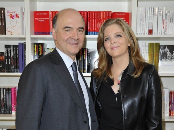 Pierre Moscovici et sa compagne Marie-Charline Pacquot à Paris le 24 mars 2013.