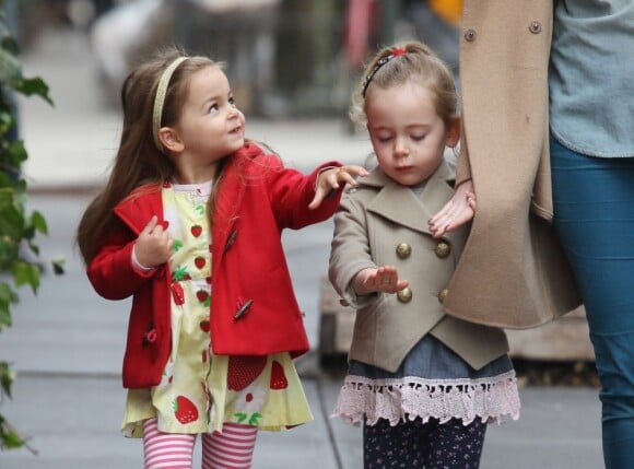 Les jumelles de Sarah Jessica Parker, Tabitha et Marion, se promènent avec leur nounou à New York, le 16 avril 2013.
