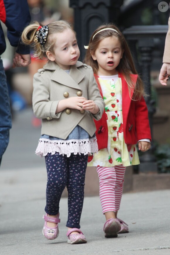 Les adorables jumelles de Sarah Jessica Parker, Tabitha et Marion, se promènent avec leur nounou à New York, le 16 avril 2013.