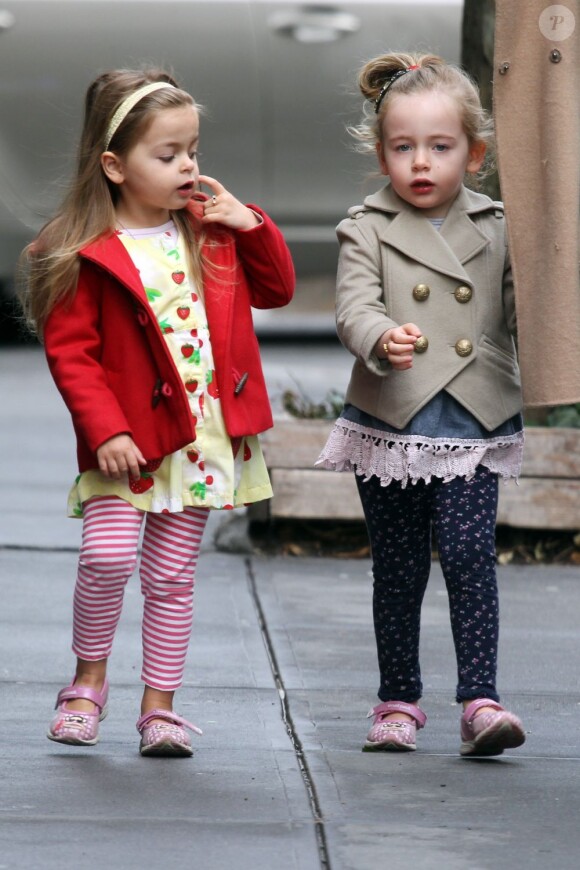 Les jumelles de la belle Sarah Jessica Parker, Tabitha et Marion, se promènent avec leur nounou à New York, le 16 avril 2013.