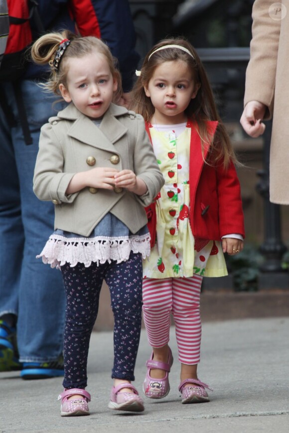 Les jumelles de l'actrice Sarah Jessica Parker, Tabitha et Marion, se promènent avec leur nounou à New York, le 16 avril 2013.