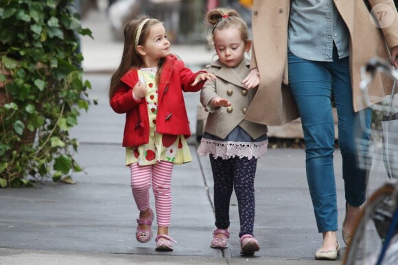 Les jumelles de Sarah Jessica Parker, Tabitha et Marion, se promènent à New York, le 16 avril 2013.