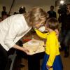 La princesse Mathilde de Belgique face à une fillette à Bruxelles le 16 avril 2013 pour la présentation du kit "Le premier réconfort", à destination des enfants de 5 à 12 ans subissant la perte d'un être cher.