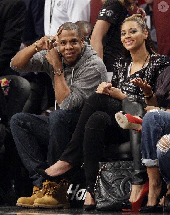 Jay-Z et Beyoncé Knowles, spectateurs d'un match de NBA au Barclays Center. Brooklyn, novembre 2012.