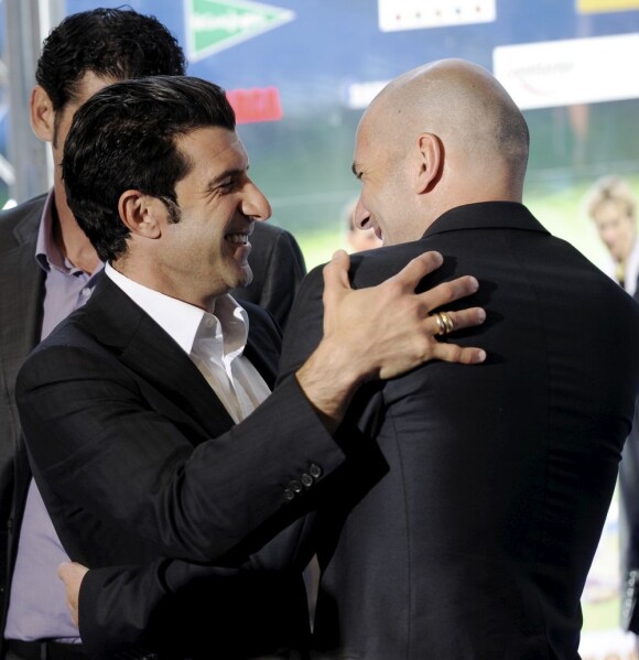 Luis Figo et Zinédine Zidane, retrouvailles chaleureuses lors de la présentation du match de charité "Corazón classic match" à Madrid, le 18 avril 2013