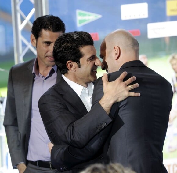 Luis Figo et Zinédine Zidane, visiblement heureux de se retrouver lors de la présentation du match de charité "Corazón classic match" à Madrid, le 18 avril 2013