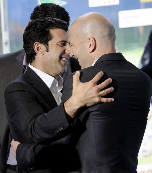 Luis Figo et Zinédine Zidane, complices lors de la présentation du match de charité "Corazón classic match" à Madrid, le 18 avril 2013