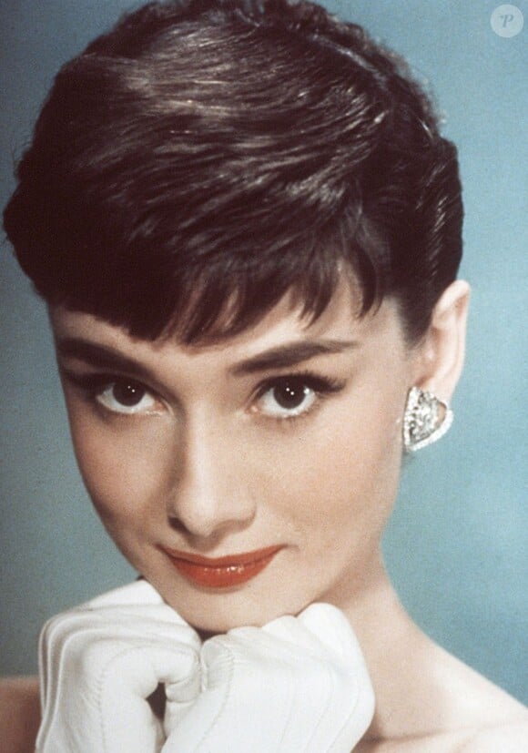 Audrey Hepburn et son regard mythique, rehaussé par d'épais sourcils à l'arc parfait