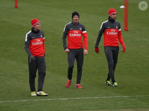 David Beckham entouré de Javier Pastore et Maxwell lors d'un entraînement du PSG le 19 avril 2013 au Camp des Loges de Saint-Germain-en-Laye