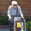 Dick Van Dyke va faire ses courses à Malibu, le 28 avril 2012.