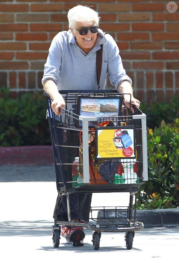 Dick Van Dyke va faire ses courses à Malibu, le 28 avril 2012.
