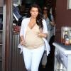 Kim Kardashian sort d'un restaurant italien avec une amie à Los Angeles le 20 avril 2013.