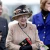 La reine Elizabeth II avant le départ du Dreweatts 1759 Handicap à l'hippodrome de Newbury, dans le Berkshire, le 19 avril 2013