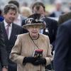 La reine Elizabeth II aux courses à l'hippodrome de Newbury, dans le Berkshire, le 19 avril 2013