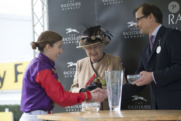 La reine Elizabeth II aux courses à l'hippodrome de Newbury, dans le Berkshire, le 19 avril 2013