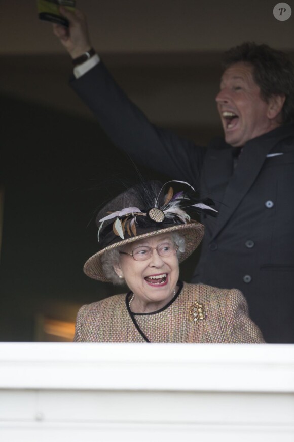 La reine Elizabeth II ravie de voir son cheval Sign Manual s'imposer à l'hippodrome de Newbury, dans le Berkshire, le 19 avril 2013