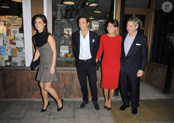 Pippa Middleton entourée de son frère James et de leurs parents Carol et Michael pour le lancement de son livre Celebrate le 25 octobre 2012 à Londres.