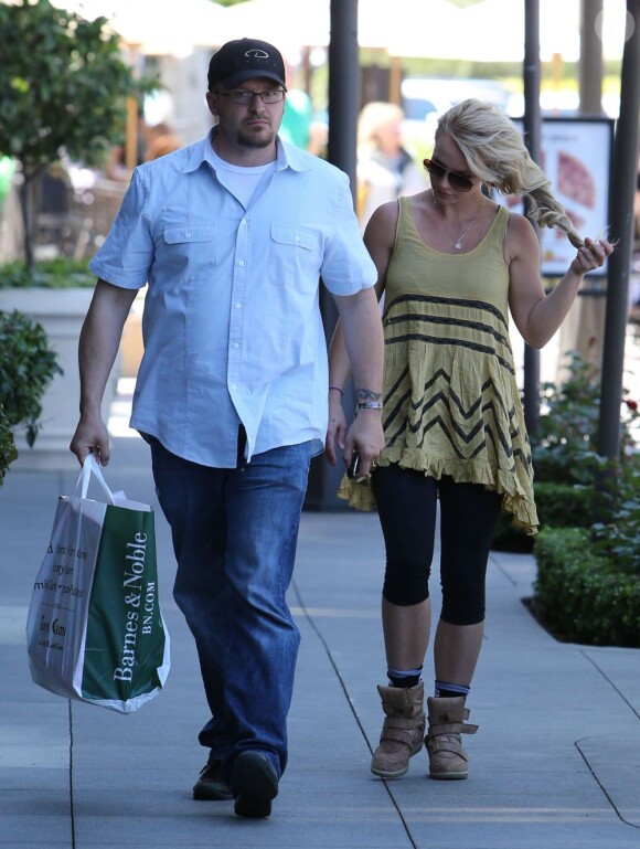 Britney Spears fait du shopping dans les rues de Los Angeles, le 19 avril 2013.