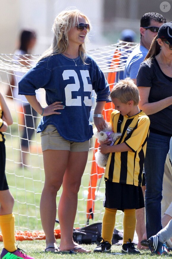 Britney Spears est allée soutenir ses fils, Sean et Jayden lors d'un match de football à Woodland Hills, le 21 avril 2013.