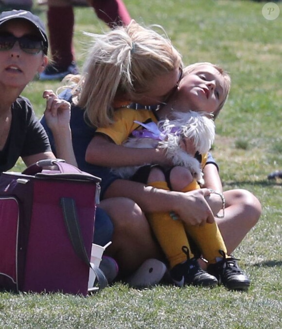 Britney Spears avec son fils Jayden James, lors d'un match de football à Woodland Hills, le 21 avril 2013.