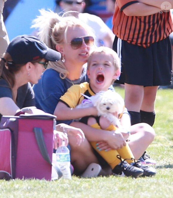 Britney Spears assiste à un match de football avec son fils Jayden James à Woodland Hills, le 21 avril 2013.