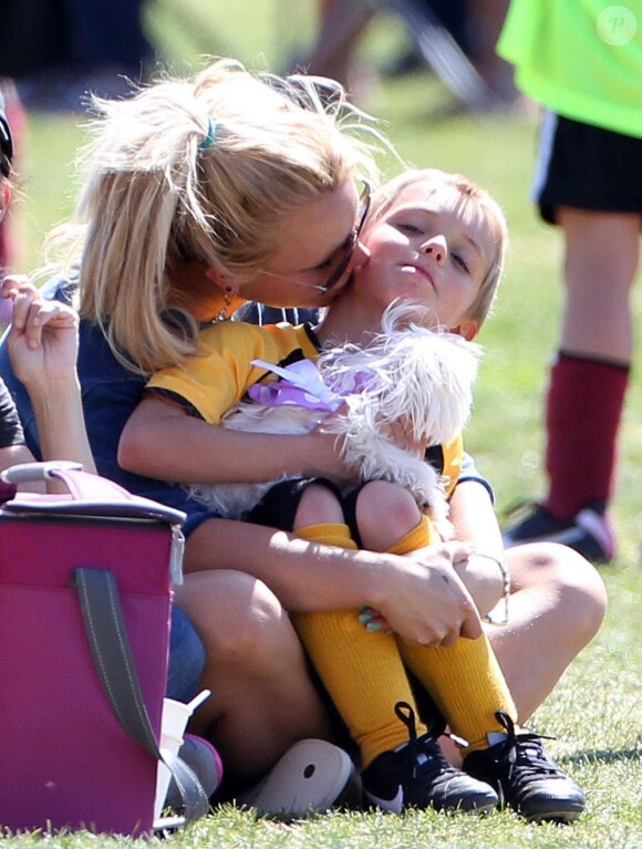 Britney Spears et son fils Jayden James lors d'un match de football à Woodland Hills, le 21 avril 2013.